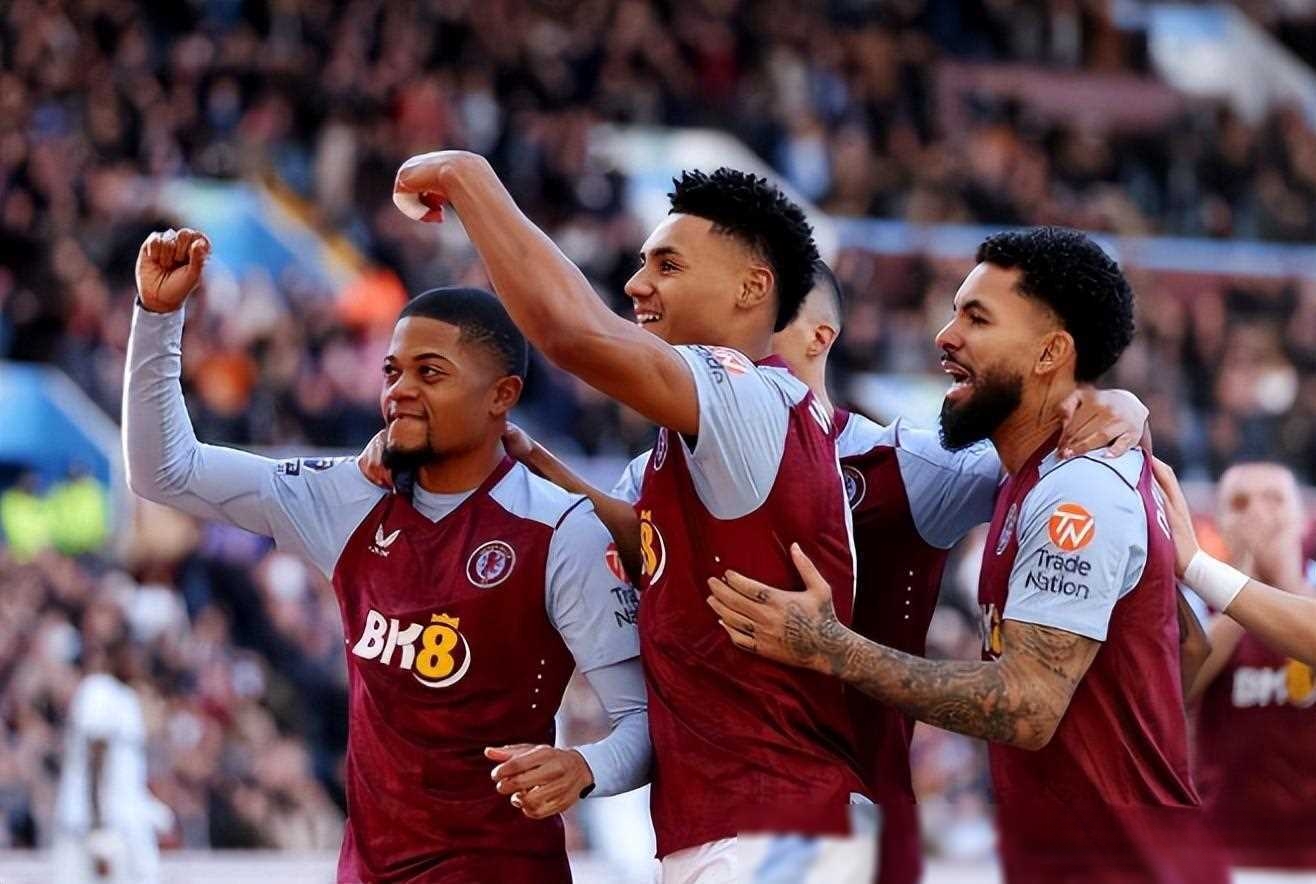 比赛中球员们冲刺争夺,全神贯注拼搏无悔 比赛中球员们冲刺争夺,全神贯注拼搏无悔