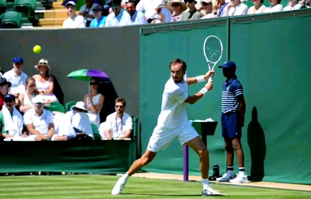 温网完胜年终总决赛，西西帕斯统治全场的简单介绍