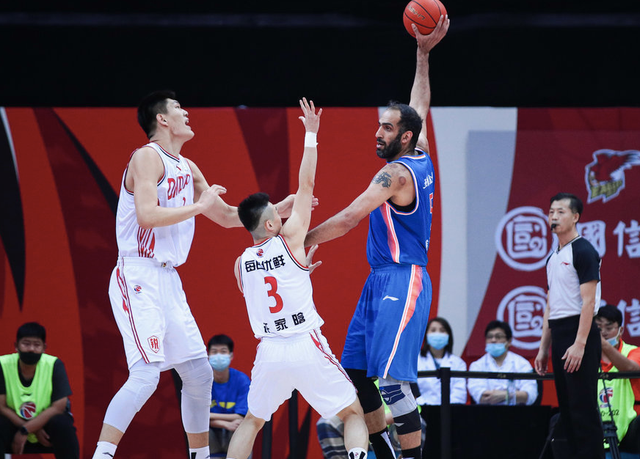 广东队完胜青岛队，拉文带队取胜