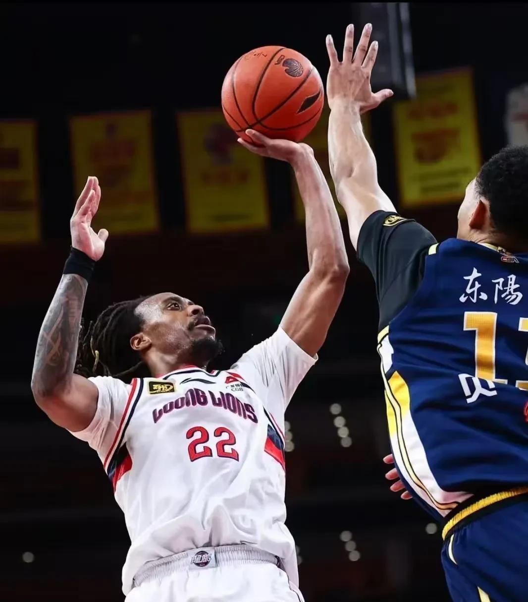 广东队完胜辽宁队,西亚卡姆点燃赛场 广东队完胜辽宁队,西亚卡姆点燃赛场